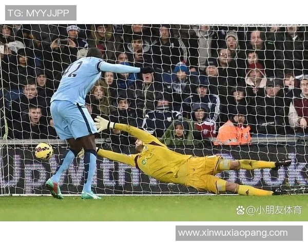 足球明星在绿茵场上挥洒汗水尽显风采的射门瞬间